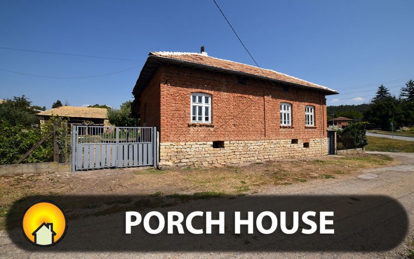 A COSY ONE-STOREY PROPERTY WITH A KITCHEN, LIVING ROOM AND 2 BASEMENTS