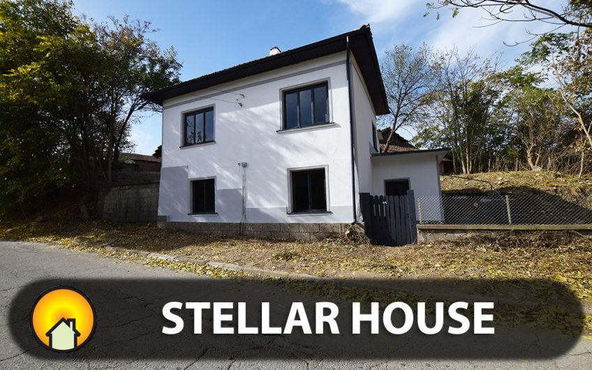 A LOVELY 3-BEDROOM PROPERTY WITH A STELLAR EXTERIOR, EXUDING A COSY COUNTRY ATMOSPHERE