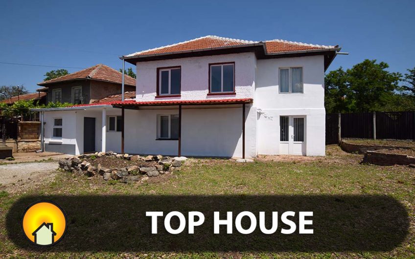 AN AMAZING 4-BEDROOM PROPERTY WITH 2 BATHROOMS, AN INTERNAL STAIRCASE AND A HALF AN ACRE GARDEN AREA – FRONT AND BACK