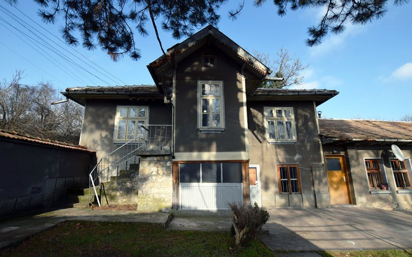 CHARMING TWO-STOREY HOME WITH SPACIOUS GARDEN AND SOLID OUTBUILDINGS AT THE QUIET EDGE OF NOVA VARBOVKA