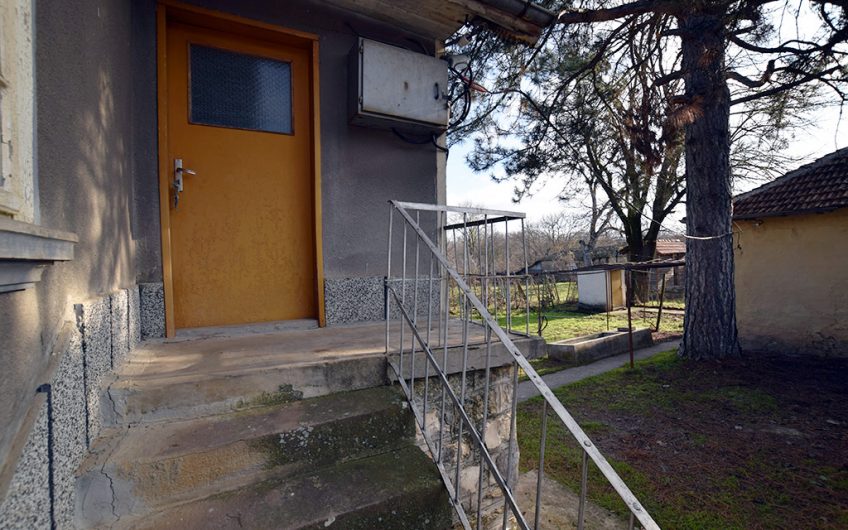 CHARMING TWO-STOREY HOME WITH SPACIOUS GARDEN AND SOLID OUTBUILDINGS AT THE QUIET EDGE OF NOVA VARBOVKA