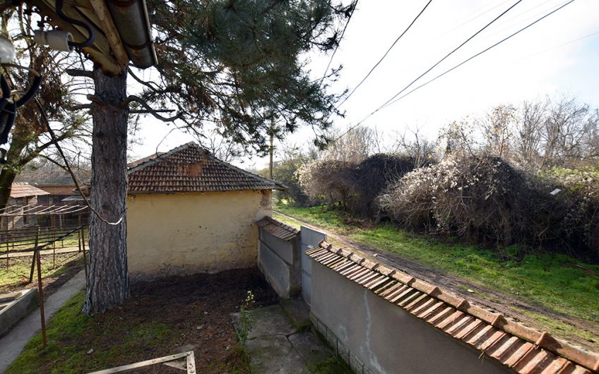 CHARMING TWO-STOREY HOME WITH SPACIOUS GARDEN AND SOLID OUTBUILDINGS AT THE QUIET EDGE OF NOVA VARBOVKA