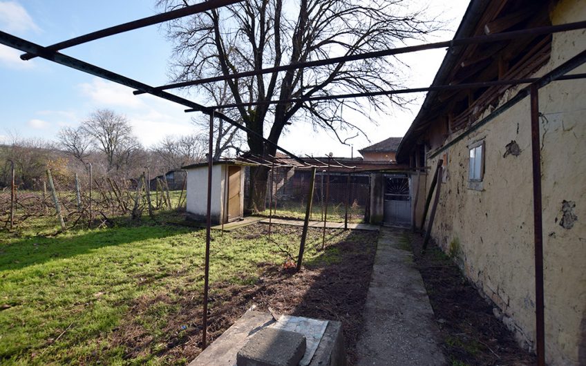 CHARMING TWO-STOREY HOME WITH SPACIOUS GARDEN AND SOLID OUTBUILDINGS AT THE QUIET EDGE OF NOVA VARBOVKA