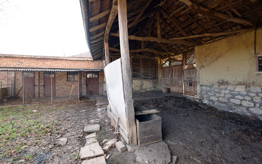 CHARMING TWO-STOREY HOME WITH SPACIOUS GARDEN AND SOLID OUTBUILDINGS AT THE QUIET EDGE OF NOVA VARBOVKA