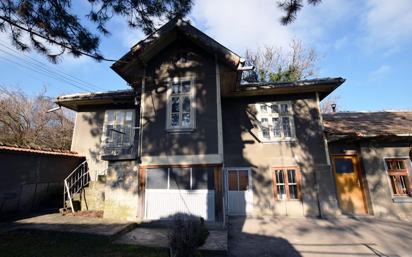 CHARMING TWO-STOREY HOME WITH SPACIOUS GARDEN AND SOLID OUTBUILDINGS AT THE QUIET EDGE OF NOVA VARBOVKA