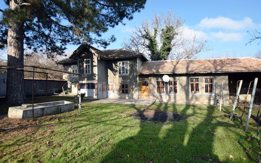 CHARMING TWO-STOREY HOME WITH SPACIOUS GARDEN AND SOLID OUTBUILDINGS AT THE QUIET EDGE OF NOVA VARBOVKA