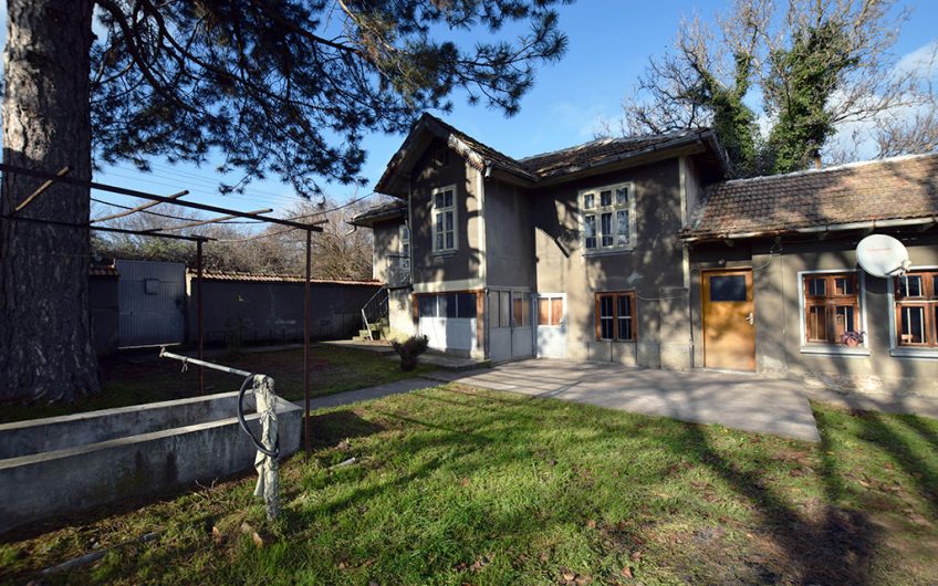 CHARMING TWO-STOREY HOME WITH SPACIOUS GARDEN AND SOLID OUTBUILDINGS AT THE QUIET EDGE OF NOVA VARBOVKA