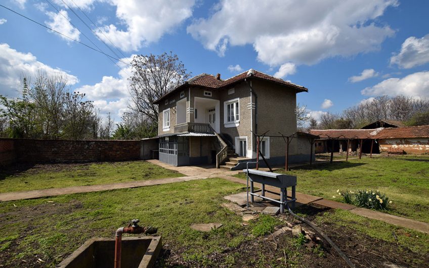 A LOVELY 3-BEDROOM HOME WITH INTERNAL STAIRCASE, SHOWER ROOM AND TOILET IN THE VILLAGE OF KARAISEN