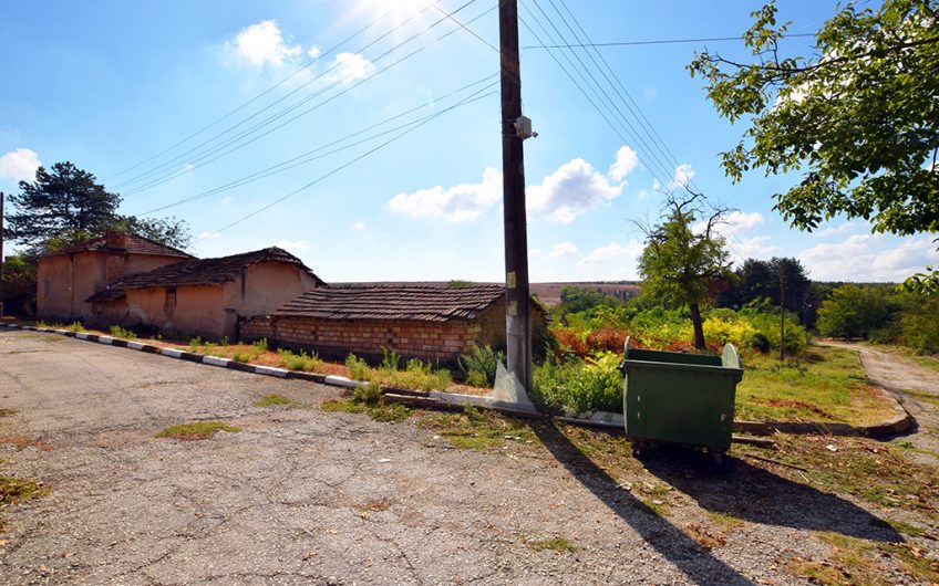 A FOUR-BEDROOM TWO-STOREY PROJECT HOUSE WITH A LARGE GARDEN, EXTENSIVE ADDITIONAL SPACE AND GREAT RENOVATION POTENTIAL