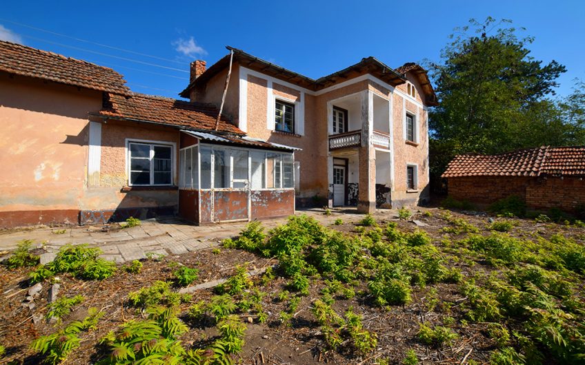 A FOUR-BEDROOM TWO-STOREY PROJECT HOUSE WITH A LARGE GARDEN, EXTENSIVE ADDITIONAL SPACE AND GREAT RENOVATION POTENTIAL