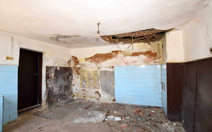 A FOUR-BEDROOM TWO-STOREY PROJECT HOUSE WITH A LARGE GARDEN, EXTENSIVE ADDITIONAL SPACE AND GREAT RENOVATION POTENTIAL