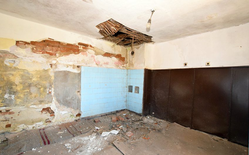 A FOUR-BEDROOM TWO-STOREY PROJECT HOUSE WITH A LARGE GARDEN, EXTENSIVE ADDITIONAL SPACE AND GREAT RENOVATION POTENTIAL