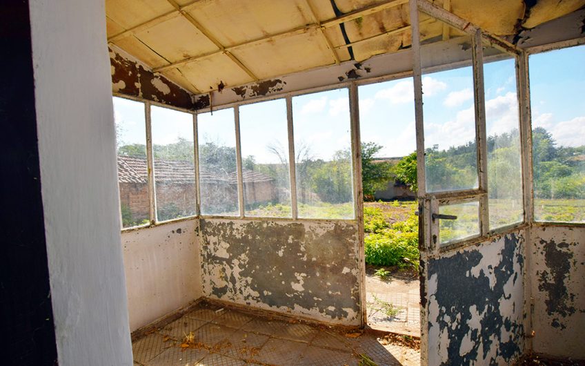 A FOUR-BEDROOM TWO-STOREY PROJECT HOUSE WITH A LARGE GARDEN, EXTENSIVE ADDITIONAL SPACE AND GREAT RENOVATION POTENTIAL