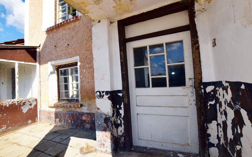 A FOUR-BEDROOM TWO-STOREY PROJECT HOUSE WITH A LARGE GARDEN, EXTENSIVE ADDITIONAL SPACE AND GREAT RENOVATION POTENTIAL