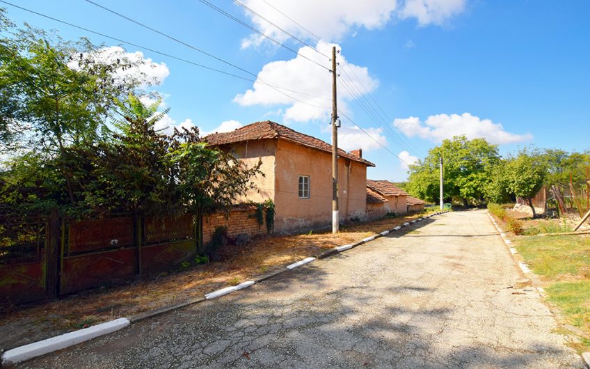 A FOUR-BEDROOM TWO-STOREY PROJECT HOUSE WITH A LARGE GARDEN, EXTENSIVE ADDITIONAL SPACE AND GREAT RENOVATION POTENTIAL