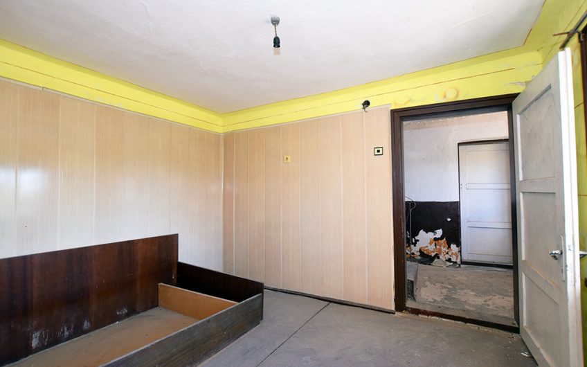 A FOUR-BEDROOM TWO-STOREY PROJECT HOUSE WITH A LARGE GARDEN, EXTENSIVE ADDITIONAL SPACE AND GREAT RENOVATION POTENTIAL