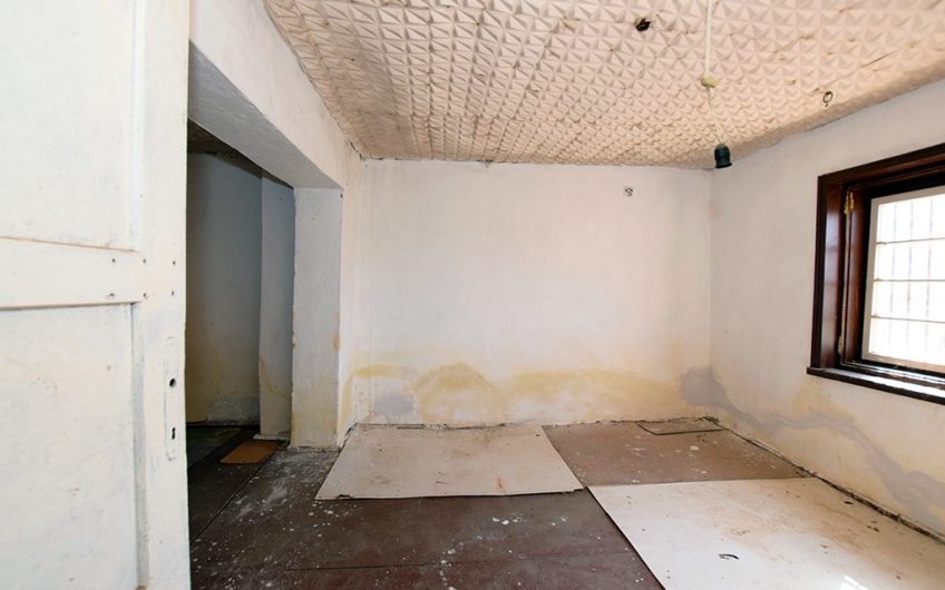 A FOUR-BEDROOM TWO-STOREY PROJECT HOUSE WITH A LARGE GARDEN, EXTENSIVE ADDITIONAL SPACE AND GREAT RENOVATION POTENTIAL
