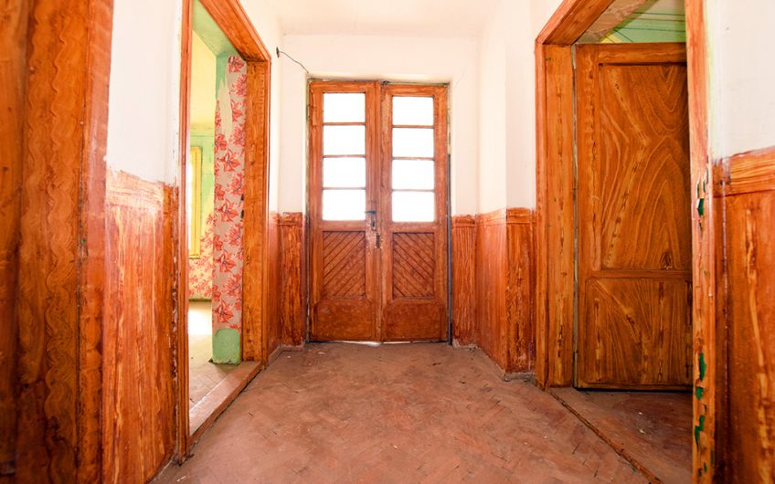 A FOUR-BEDROOM TWO-STOREY PROJECT HOUSE WITH A LARGE GARDEN, EXTENSIVE ADDITIONAL SPACE AND GREAT RENOVATION POTENTIAL