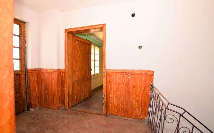 A FOUR-BEDROOM TWO-STOREY PROJECT HOUSE WITH A LARGE GARDEN, EXTENSIVE ADDITIONAL SPACE AND GREAT RENOVATION POTENTIAL