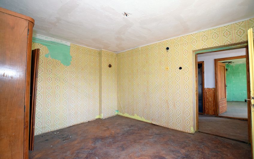 A FOUR-BEDROOM TWO-STOREY PROJECT HOUSE WITH A LARGE GARDEN, EXTENSIVE ADDITIONAL SPACE AND GREAT RENOVATION POTENTIAL