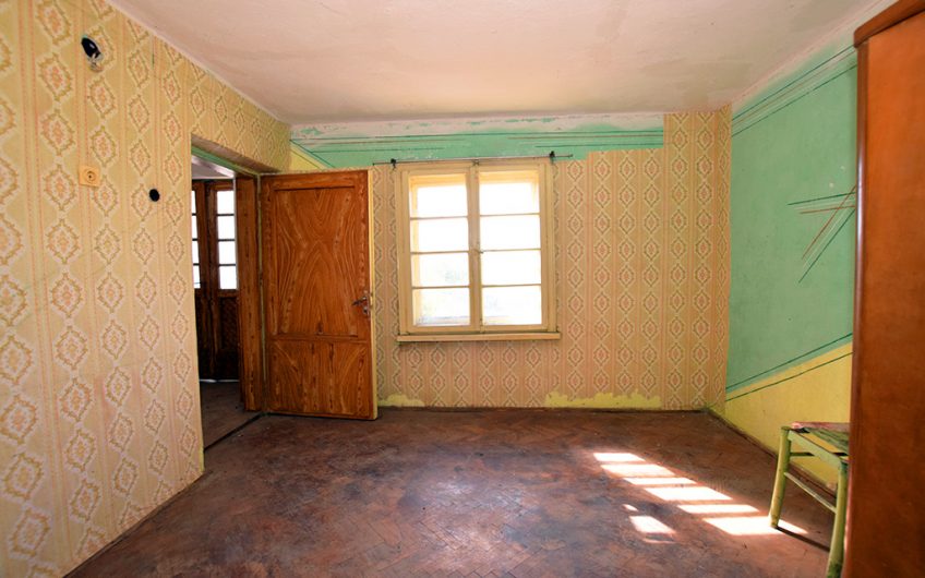 A FOUR-BEDROOM TWO-STOREY PROJECT HOUSE WITH A LARGE GARDEN, EXTENSIVE ADDITIONAL SPACE AND GREAT RENOVATION POTENTIAL