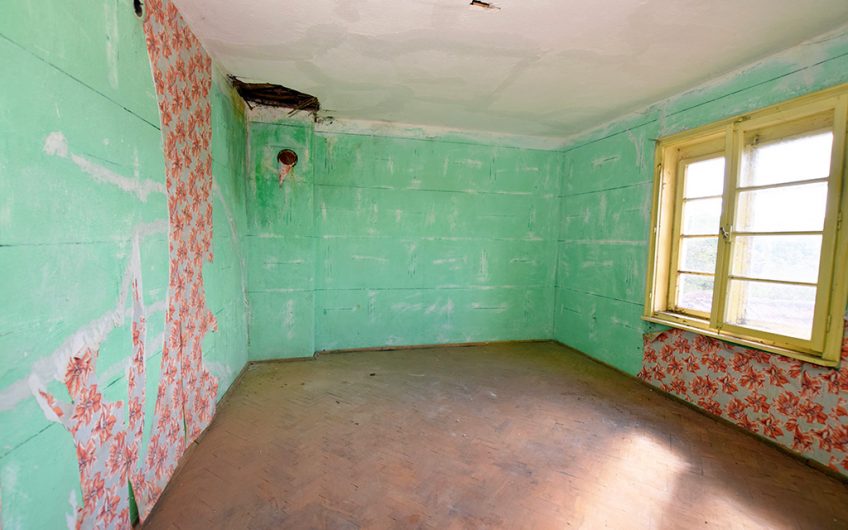 A FOUR-BEDROOM TWO-STOREY PROJECT HOUSE WITH A LARGE GARDEN, EXTENSIVE ADDITIONAL SPACE AND GREAT RENOVATION POTENTIAL