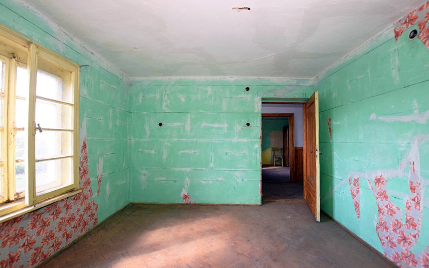 A FOUR-BEDROOM TWO-STOREY PROJECT HOUSE WITH A LARGE GARDEN, EXTENSIVE ADDITIONAL SPACE AND GREAT RENOVATION POTENTIAL