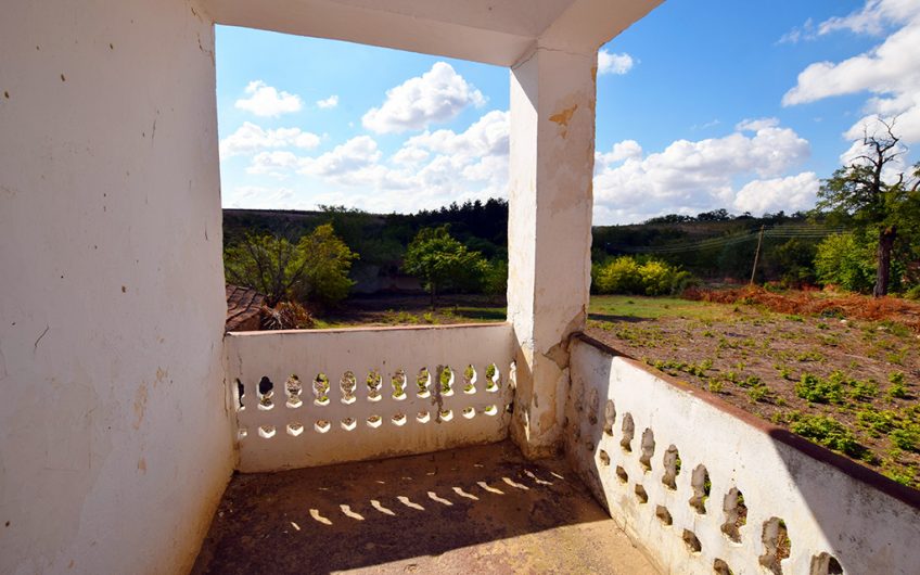 A FOUR-BEDROOM TWO-STOREY PROJECT HOUSE WITH A LARGE GARDEN, EXTENSIVE ADDITIONAL SPACE AND GREAT RENOVATION POTENTIAL