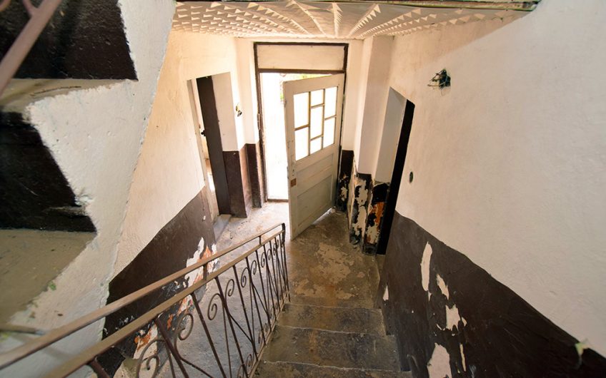 A FOUR-BEDROOM TWO-STOREY PROJECT HOUSE WITH A LARGE GARDEN, EXTENSIVE ADDITIONAL SPACE AND GREAT RENOVATION POTENTIAL