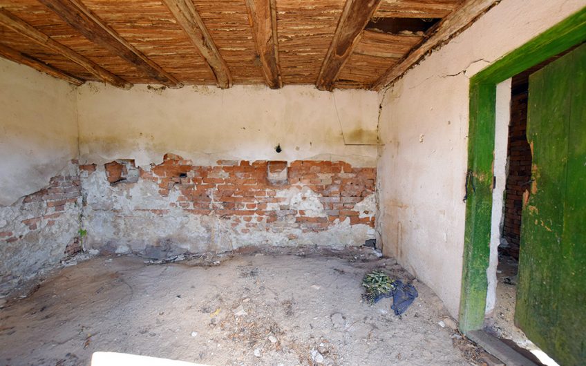 A FOUR-BEDROOM TWO-STOREY PROJECT HOUSE WITH A LARGE GARDEN, EXTENSIVE ADDITIONAL SPACE AND GREAT RENOVATION POTENTIAL