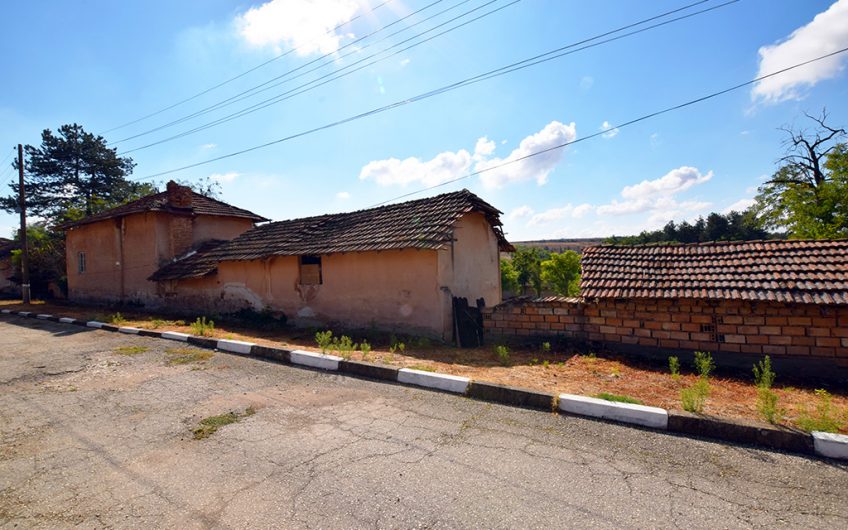 A FOUR-BEDROOM TWO-STOREY PROJECT HOUSE WITH A LARGE GARDEN, EXTENSIVE ADDITIONAL SPACE AND GREAT RENOVATION POTENTIAL