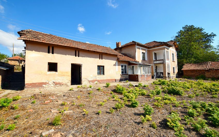 A FOUR-BEDROOM TWO-STOREY PROJECT HOUSE WITH A LARGE GARDEN, EXTENSIVE ADDITIONAL SPACE AND GREAT RENOVATION POTENTIAL