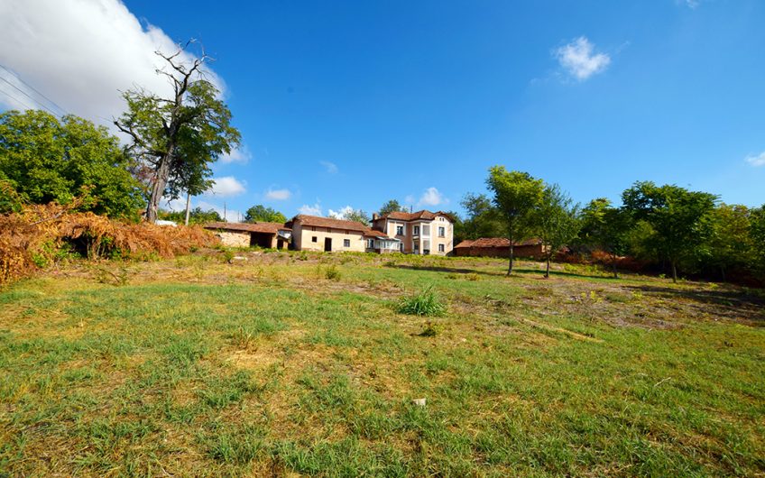 A FOUR-BEDROOM TWO-STOREY PROJECT HOUSE WITH A LARGE GARDEN, EXTENSIVE ADDITIONAL SPACE AND GREAT RENOVATION POTENTIAL