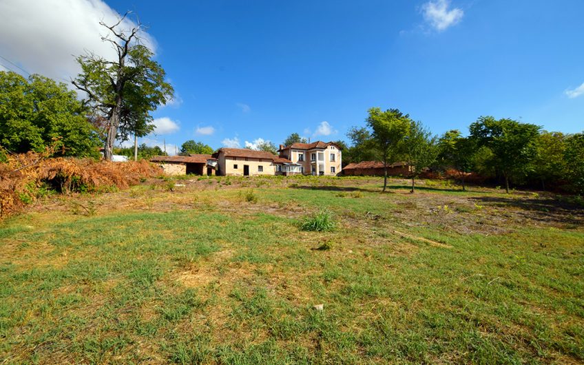 A FOUR-BEDROOM TWO-STOREY PROJECT HOUSE WITH A LARGE GARDEN, EXTENSIVE ADDITIONAL SPACE AND GREAT RENOVATION POTENTIAL