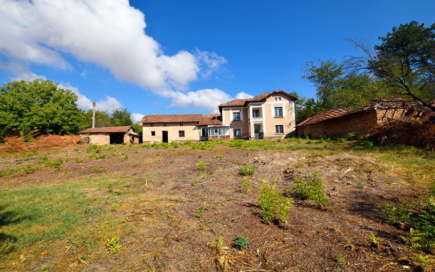 A FOUR-BEDROOM TWO-STOREY PROJECT HOUSE WITH A LARGE GARDEN, EXTENSIVE ADDITIONAL SPACE AND GREAT RENOVATION POTENTIAL
