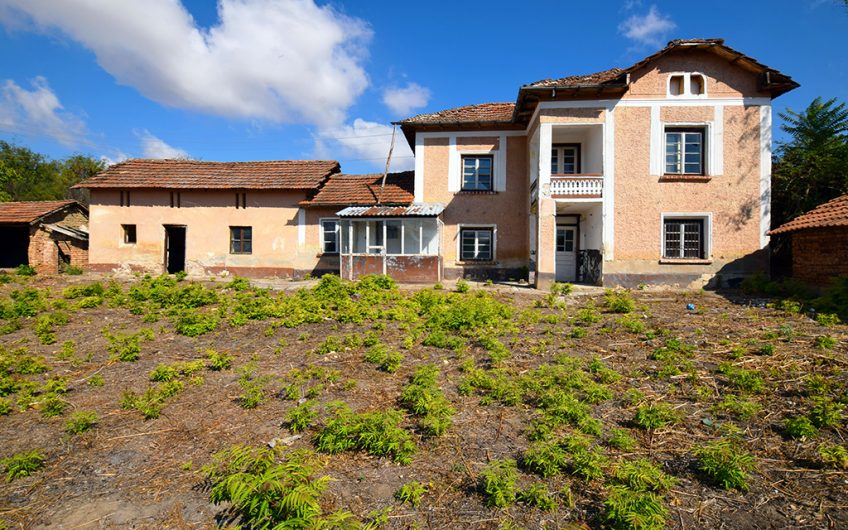 A FOUR-BEDROOM TWO-STOREY PROJECT HOUSE WITH A LARGE GARDEN, EXTENSIVE ADDITIONAL SPACE AND GREAT RENOVATION POTENTIAL