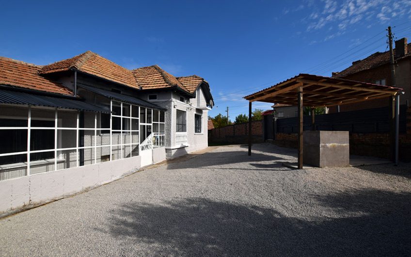 A SPACIOUS HOME OFFERING A VERSATILE LIVING WITH GENEROUS INDOOR AND OUTDOOR SPACES
