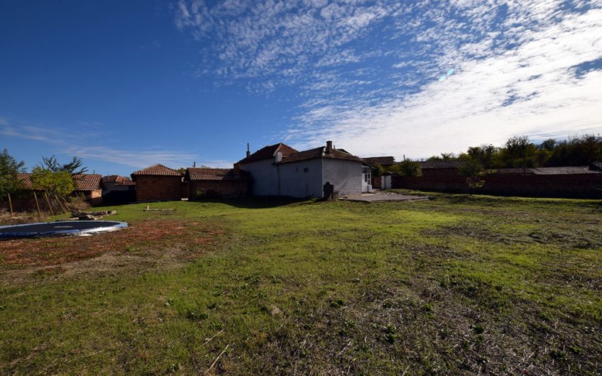 A SPACIOUS HOME OFFERING A VERSATILE LIVING WITH GENEROUS INDOOR AND OUTDOOR SPACES