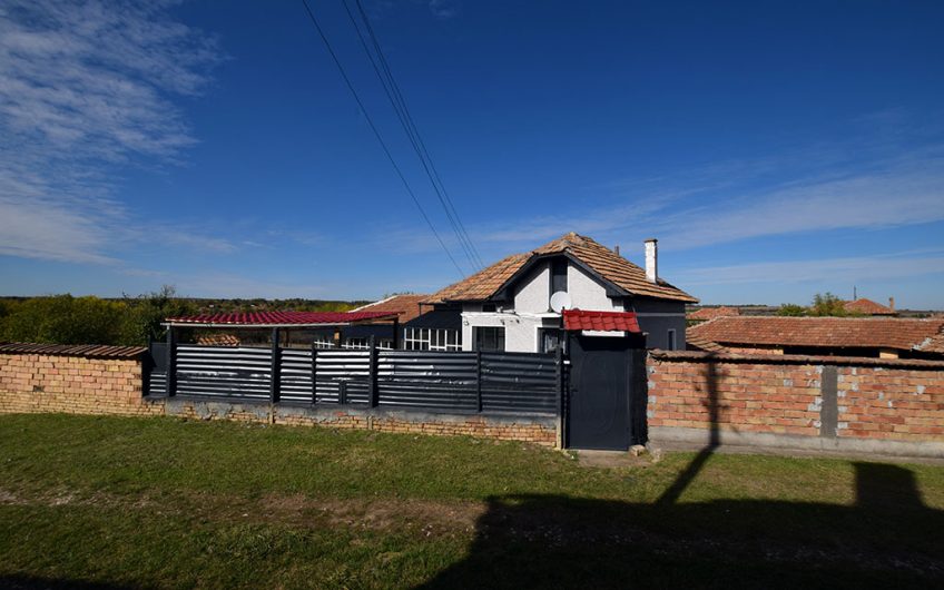A SPACIOUS HOME OFFERING A VERSATILE LIVING WITH GENEROUS INDOOR AND OUTDOOR SPACES