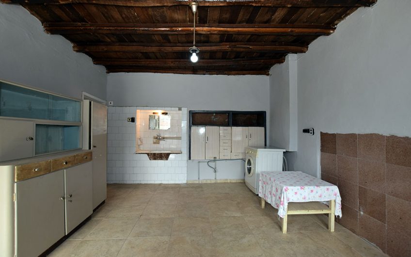 A SPACIOUS HOME OFFERING A VERSATILE LIVING WITH GENEROUS INDOOR AND OUTDOOR SPACES