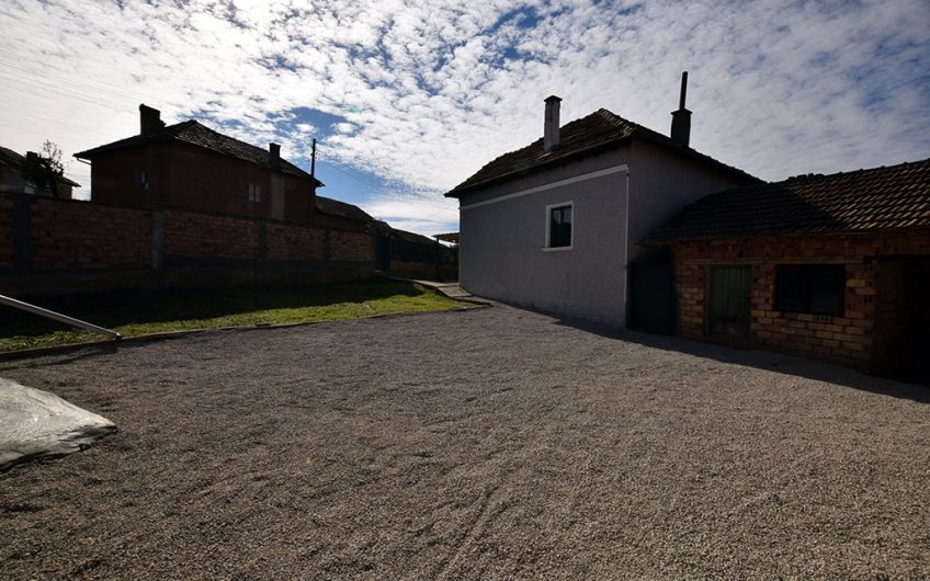 A SPACIOUS HOME OFFERING A VERSATILE LIVING WITH GENEROUS INDOOR AND OUTDOOR SPACES