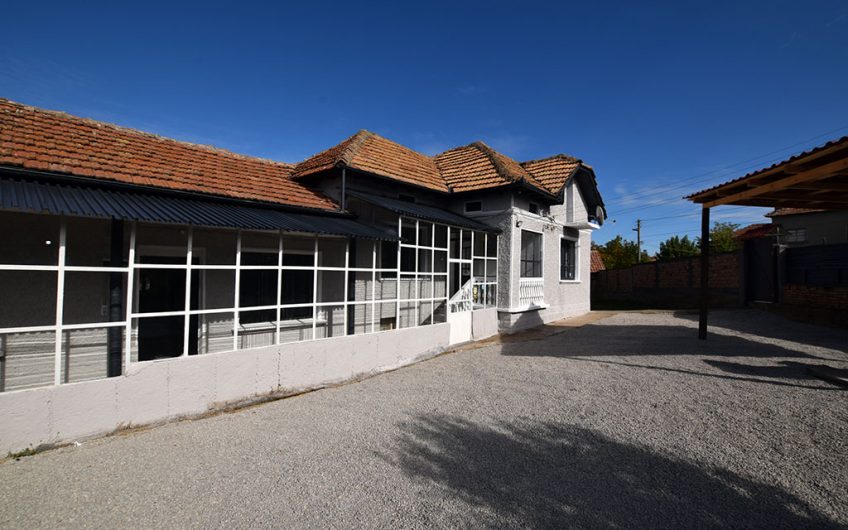 A SPACIOUS HOME OFFERING A VERSATILE LIVING WITH GENEROUS INDOOR AND OUTDOOR SPACES