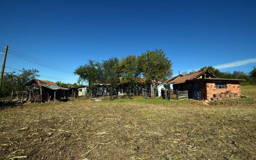 SINGLE-STOREY HOME WITH CHARACTER, LARGE GLAZED PORCH, SPACIOUS GARDEN AND DEVELOPMENT POTENTIAL