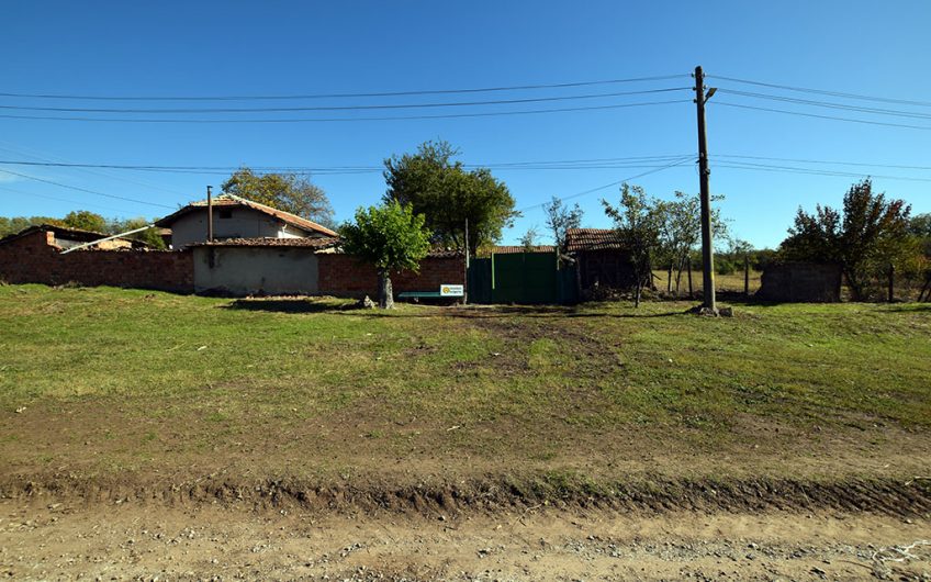 SINGLE-STOREY HOME WITH CHARACTER, LARGE GLAZED PORCH, SPACIOUS GARDEN AND DEVELOPMENT POTENTIAL