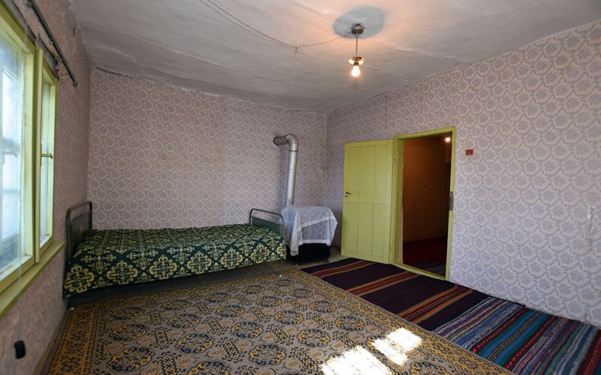 SINGLE-STOREY HOME WITH CHARACTER, LARGE GLAZED PORCH, SPACIOUS GARDEN AND DEVELOPMENT POTENTIAL