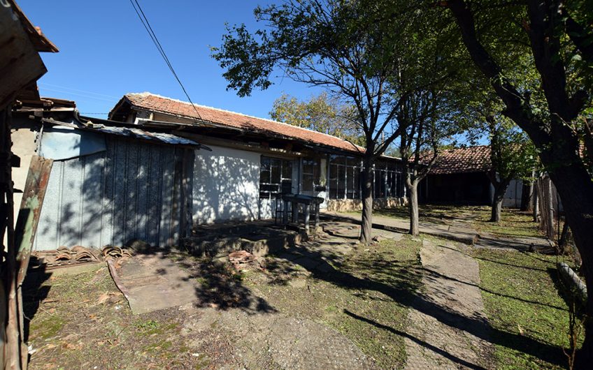 SINGLE-STOREY HOME WITH CHARACTER, LARGE GLAZED PORCH, SPACIOUS GARDEN AND DEVELOPMENT POTENTIAL