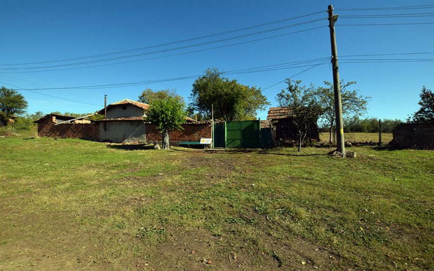 SINGLE-STOREY HOME WITH CHARACTER, LARGE GLAZED PORCH, SPACIOUS GARDEN AND DEVELOPMENT POTENTIAL