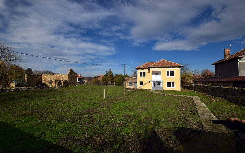 SPACIOUS AND BRIGHT TWO-STOREY HOME – 3 BEDROOMS, 3 EXTRA ROOMS, STORAGE, BALCONY AND AN OUTDOOR POTENTIAL
