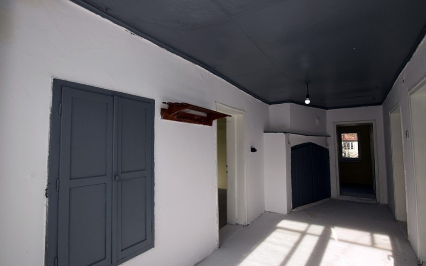 SPACIOUS AND BRIGHT TWO-STOREY HOME – 3 BEDROOMS, 3 EXTRA ROOMS, STORAGE, BALCONY AND AN OUTDOOR POTENTIAL