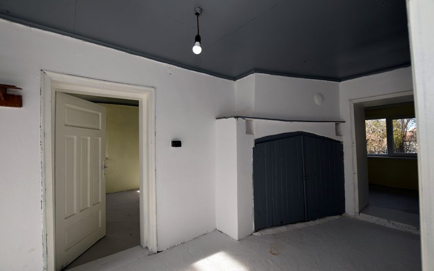 SPACIOUS AND BRIGHT TWO-STOREY HOME – 3 BEDROOMS, 3 EXTRA ROOMS, STORAGE, BALCONY AND AN OUTDOOR POTENTIAL